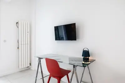 Télévision ou salle de divertissement dans l'établissement Beau Studio Le Grand Palais 100m des plages