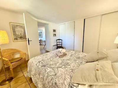 Un ou plusieurs lits dans un hébergement de l'établissement Bas de villa provençale 2 pièces avec Jardin