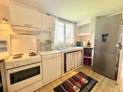 Cuisine ou kitchenette dans l'établissement Bas de villa provençale 2 pièces avec Jardin