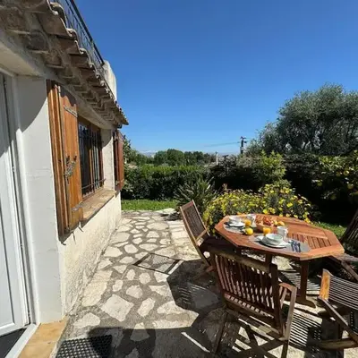 Bas de villa provençale 2 pièces avec Jardin