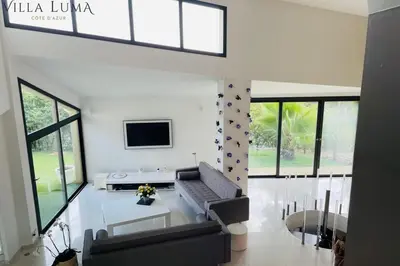 Télévision ou salle de divertissement dans l'établissement 06AL - Villa architecte avec piscine vue mer