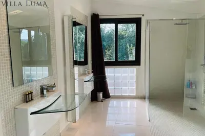 Salle de bains dans l'établissement 06AL - Villa architecte avec piscine vue mer
