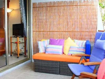 Coin salon dans l'établissement Splendide T2 avec terrasse et garage, à 3 min de la plage, 4 couchages - FR-1-252A-120