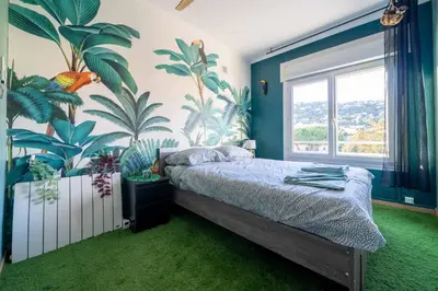 Un ou plusieurs lits dans un hébergement de l'établissement La jungle, centre ville, videoprojecteur, proche gare et commerce, 150m de la mer