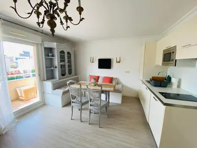 Cuisine ou kitchenette dans l'établissement Domaine Juan Flore Studio Voilier