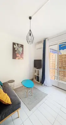 Télévision ou salle de divertissement dans l'établissement Le Palladium - Studio - 10mn Palais - Climatisé