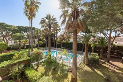 Piscine de l'établissement Appartement vue piscine, proche mer ou située à proximité