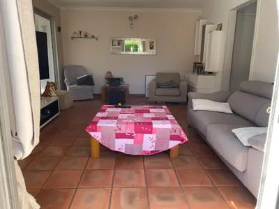 Coin salon dans l'établissement magnifique maison 6 personne piscine