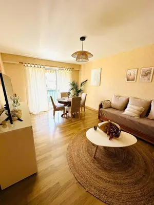 Coin salon dans l'établissement Spacieux 2 chambres 65m2 climatisé au village médiéval entre Nice et Antibes