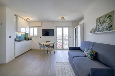 Télévision ou salle de divertissement dans l'établissement Magnifique studio Le Dauphin 50m des plages