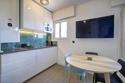 Cuisine ou kitchenette dans l'établissement Magnifique studio Le Dauphin 50m des plages
