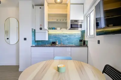 Cuisine ou kitchenette dans l'établissement Magnifique studio Le Dauphin 50m des plages