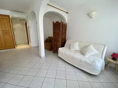 Coin salon dans l'établissement Cannes proche croisette - Studio balcon vue jardin