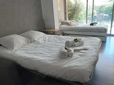 Un ou plusieurs lits dans un hébergement de l'établissement Studio rdj 24 m2 et piscine