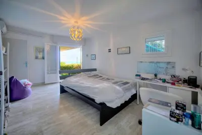 Un ou plusieurs lits dans un hébergement de l'établissement FRGK Villa Le Petit Bois Panoramic View, Lush Garden Ultra-Fast Wi-Fi near Cannes