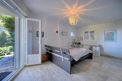 Un ou plusieurs lits dans un hébergement de l'établissement FRGK Villa Le Petit Bois Panoramic View, Lush Garden Ultra-Fast Wi-Fi near Cannes
