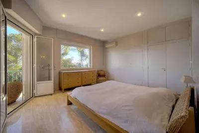 Un ou plusieurs lits dans un hébergement de l'établissement FRGK Villa Le Petit Bois Panoramic View, Lush Garden Ultra-Fast Wi-Fi near Cannes
