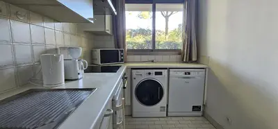 Cuisine ou kitchenette dans l'établissement Le Château de la Pinède - début Cap d'Antibes - garden flat, swimming pool, tennis