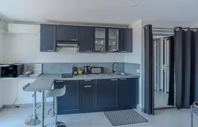 Cuisine ou kitchenette dans l'établissement Le Mimosas - Studio Cannes centre - Vue mer Terrasse WIFI climatisation
