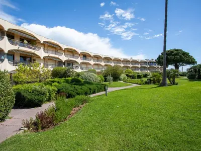 Jardin de l'établissement Apartment Marines de Villeneuve by Interhome
