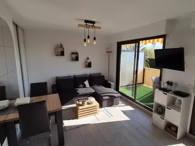 Télévision ou salle de divertissement dans l'établissement Superbe T2 - 200m de la mer - Piscine - Parking
