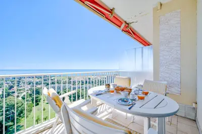 Plan de l'établissement Spacieux appartement vue mer et montagne