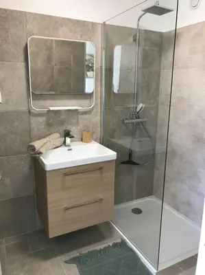 Salle de bains dans l'établissement Studio « Oasis Provençale »