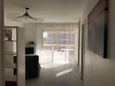 Télévision ou salle de divertissement dans l'établissement Studio « Oasis Provençale »