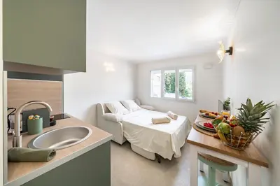 Cuisine ou kitchenette dans l'établissement Studio Banane 2 min croisette mitoyen Martinez