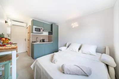 Cuisine ou kitchenette dans l'établissement Studio Banane 2 min croisette mitoyen Martinez