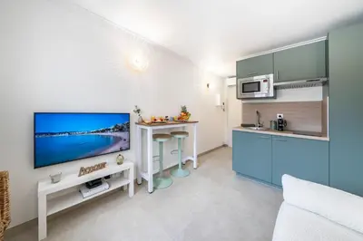 Cuisine ou kitchenette dans l'établissement Studio Banane 2 min croisette mitoyen Martinez