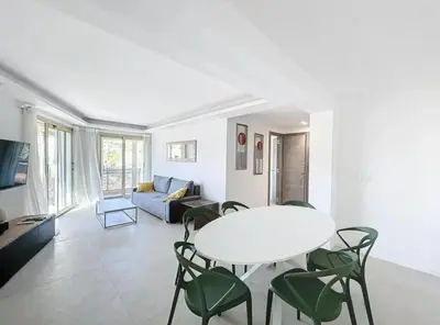 Coin salon dans l'établissement Modern 2 Bedroom in the Heart of Cannes