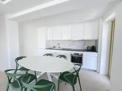 Cuisine ou kitchenette dans l'établissement Modern 2 Bedroom in the Heart of Cannes