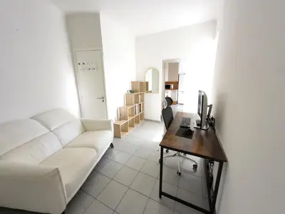 Coin salon dans l'établissement Palais Porte de France Apartment With Air conditionner