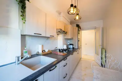 Cuisine ou kitchenette dans l'établissement L'épurée, centre ville, 150m de la plage