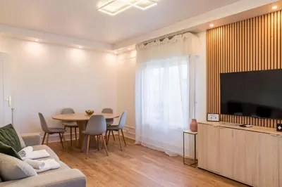 Télévision ou salle de divertissement dans l'établissement L'épurée, centre ville, 150m de la plage