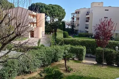 Jardin de l'établissement Magnifique 2 pièces Piscine Parking Plage à pied Tennis