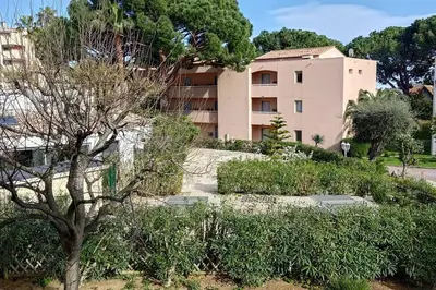 Jardin de l'établissement Magnifique 2 pièces Piscine Parking Plage à pied Tennis