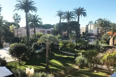 Jardin de l'établissement Magnifique 2 pièces Piscine Parking Plage à pied Tennis
