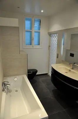 Salle de bains dans l'établissement Villa de charme 5 pièces vue mer