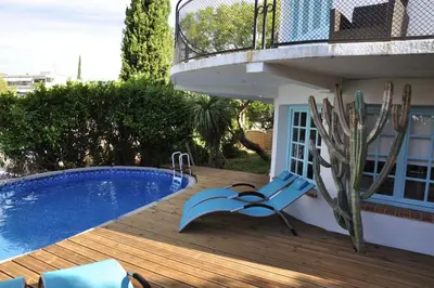 Piscine de l'établissement Villa de charme 5 pièces vue mer ou située à proximité