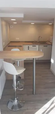 Plan de l'établissement Meublé 2P 40 m2 dans villa avec piscine à Vallauris, 4 km de la mer