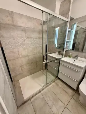 Salle de bains dans l'établissement Studio Vidal in the city center of Cannes with AC