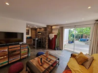 Télévision ou salle de divertissement dans l'établissement Appartement 2 Pièces proche mer calme dans villa