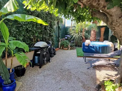 Jardin de l'établissement Appartement 2 Pièces proche mer calme dans villa