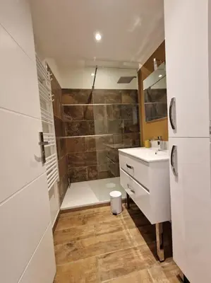 Salle de bains dans l'établissement Appartement 2 Pièces proche mer calme dans villa