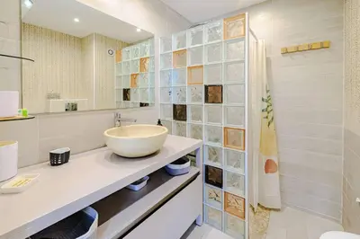 Salle de bains dans l'établissement Marina Rey - Apt pour 4 à 400m des plages Côte d'Azur