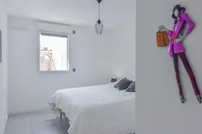 Un ou plusieurs lits dans un hébergement de l'établissement Modern apartment with swimming pool
