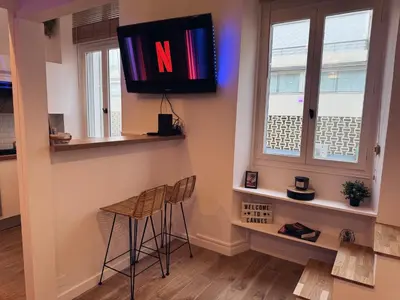 Télévision ou salle de divertissement dans l'établissement Cannes Croisette Festival Plage Mer