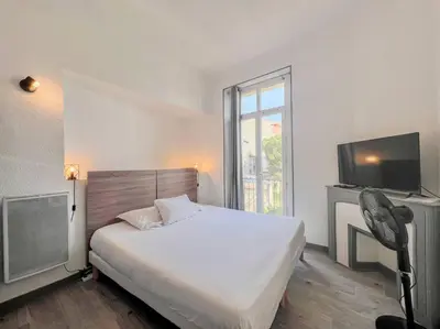 Un ou plusieurs lits dans un hébergement de l'établissement Cannes City Break - 2nd Floor - Sunny Balcony & Quiet Street